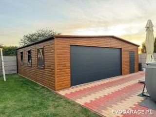 Garaż blaszany drewnopodobny złoty dąb dwustanowiskowy, brama antracytowa — realizacja EVO GARAGE