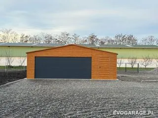Garaż blaszany drewnopodobny złoty dąb dwustanowiskowy, brama antracytowa — realizacja EVO GARAGE