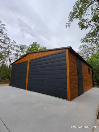 Garaż blaszany drewnopodobny złoty dąb dwustanowiskowy, brama antracytowa — realizacja EVO GARAGE