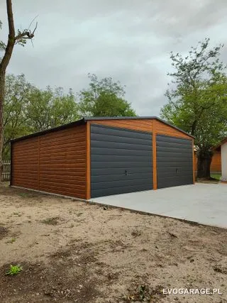 Garaż blaszany drewnopodobny złoty dąb dwustanowiskowy, brama antracytowa — realizacja EVO GARAGE