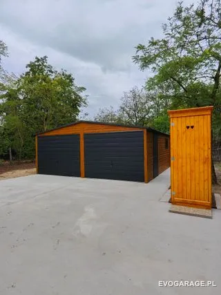 Garaż blaszany drewnopodobny złoty dąb dwustanowiskowy, brama antracytowa — realizacja EVO GARAGE