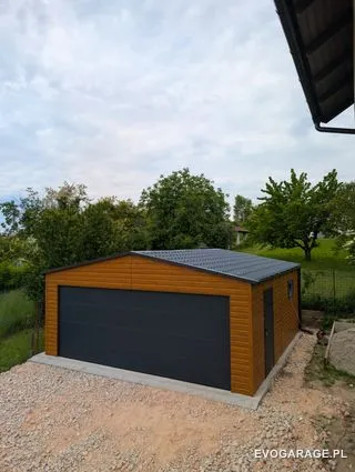 Garaż blaszany drewnopodobny złoty dąb dwustanowiskowy, brama antracytowa — realizacja EVO GARAGE
