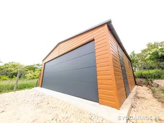 Garaż blaszany drewnopodobny złoty dąb dwustanowiskowy, brama antracytowa — realizacja EVO GARAGE