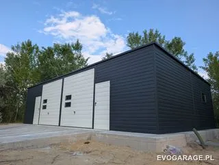 Garaż blaszany drewnopodobny złoty dąb dwustanowiskowy, brama antracytowa — realizacja EVO GARAGE