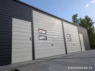 Garaż blaszany drewnopodobny złoty dąb dwustanowiskowy, brama antracytowa — realizacja EVO GARAGE