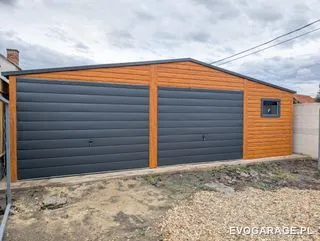 Garaż blaszany drewnopodobny złoty dąb dwustanowiskowy, brama antracytowa — realizacja EVO GARAGE
