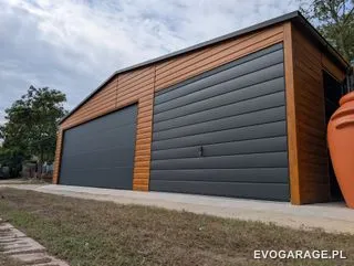 Garaż blaszany drewnopodobny złoty dąb dwustanowiskowy, brama antracytowa — realizacja EVO GARAGE