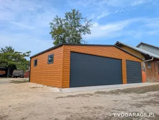 Garaż blaszany drewnopodobny złoty dąb dwustanowiskowy, brama antracytowa — realizacja EVO GARAGE