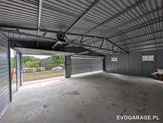 Garaż blaszany drewnopodobny złoty dąb dwustanowiskowy, brama antracytowa — realizacja EVO GARAGE