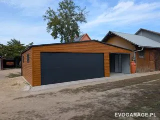 Garaż blaszany drewnopodobny złoty dąb dwustanowiskowy, brama antracytowa — realizacja EVO GARAGE