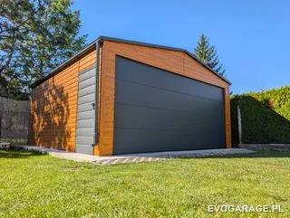 Garaż blaszany drewnopodobny złoty dąb dwustanowiskowy, brama antracytowa — realizacja EVO GARAGE