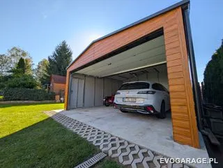 Garaż blaszany drewnopodobny złoty dąb dwustanowiskowy, brama antracytowa — realizacja EVO GARAGE