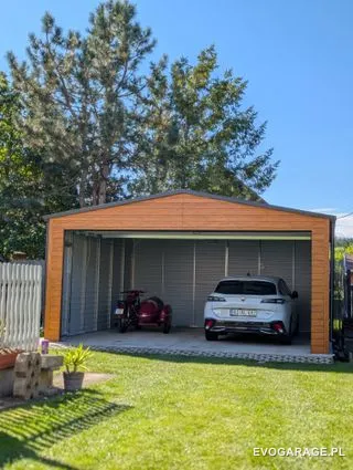 Garaż blaszany drewnopodobny złoty dąb dwustanowiskowy, brama antracytowa — realizacja EVO GARAGE
