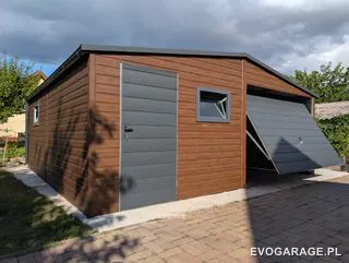 Garaż blaszany drewnopodobny złoty dąb dwustanowiskowy, brama antracytowa — realizacja EVO GARAGE