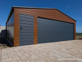 Garaż blaszany drewnopodobny złoty dąb dwustanowiskowy, brama antracytowa — realizacja EVO GARAGE