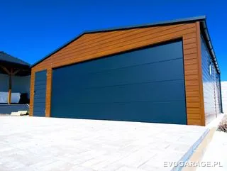 Garaż blaszany drewnopodobny złoty dąb dwustanowiskowy, brama antracytowa — realizacja EVO GARAGE