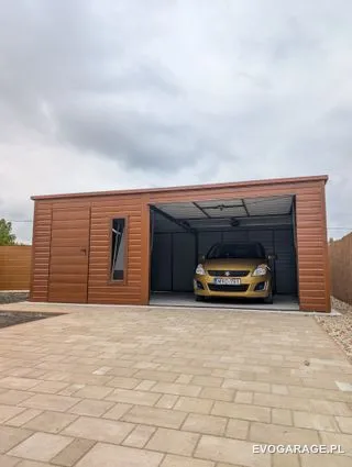 Garaż blaszany drewnopodobny złoty dąb dwustanowiskowy, brama roletowa — realizacja EVO GARAGE