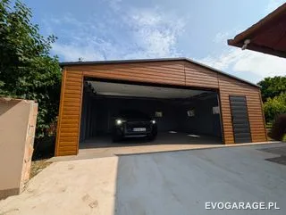 Garaż blaszany drewnopodobny złoty dąb dwustanowiskowy, brama roletowa — realizacja EVO GARAGE