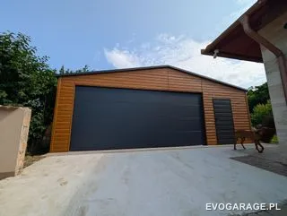 Garaż blaszany drewnopodobny złoty dąb dwustanowiskowy, brama roletowa — realizacja EVO GARAGE