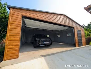 Garaż blaszany drewnopodobny złoty dąb dwustanowiskowy, brama roletowa — realizacja EVO GARAGE