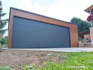 Garaż blaszany drewnopodobny złoty dąb dwustanowiskowy, brama roletowa — realizacja EVO GARAGE