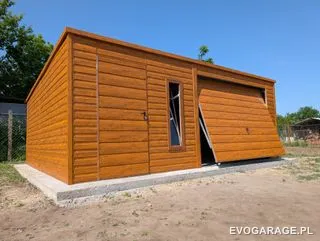 Garaż blaszany drewnopodobny złoty dąb dwustanowiskowy, brama uchylna — realizacja EVO GARAGE