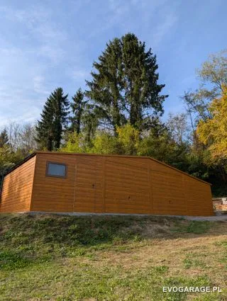 Garaż blaszany drewnopodobny złoty dąb dwustanowiskowy — realizacja EVO GARAGE