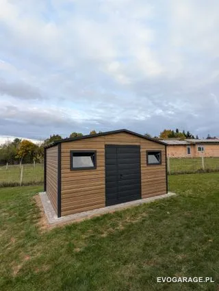 Garaż blaszany drewnopodobny złoty dąb jednostanowiskowy, brama antracytowa — realizacja EVO GARAGE