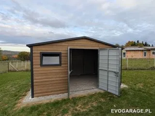 Garaż blaszany drewnopodobny złoty dąb jednostanowiskowy, brama antracytowa — realizacja EVO GARAGE