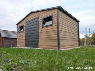 Garaż blaszany drewnopodobny złoty dąb jednostanowiskowy, brama antracytowa — realizacja EVO GARAGE