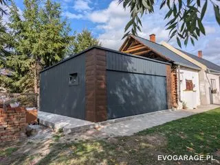 Garaż blaszany drewnopodobny złoty dąb jednostanowiskowy, brama antracytowa — realizacja EVO GARAGE