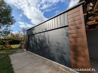 Garaż blaszany drewnopodobny złoty dąb jednostanowiskowy, brama antracytowa — realizacja EVO GARAGE