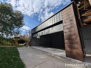 Garaż blaszany drewnopodobny złoty dąb jednostanowiskowy, brama antracytowa — realizacja EVO GARAGE