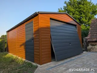 Garaż blaszany drewnopodobny złoty dąb jednostanowiskowy, brama uchylna — realizacja EVO GARAGE