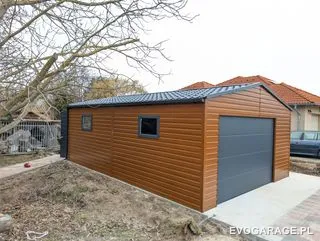 Garaż blaszany drewnopodobny złoty dąb jednostanowiskowy, dach dwuspadowy — realizacja EVO GARAGE
