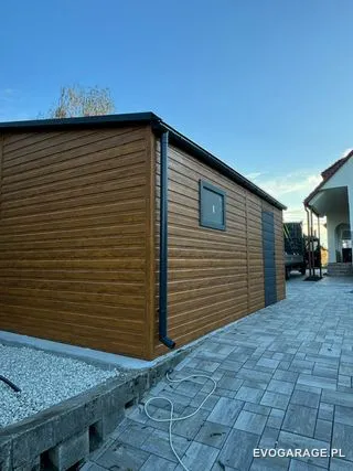 Garaż blaszany drewnopodobny złoty dąb jednostanowiskowy — realizacja EVO GARAGE