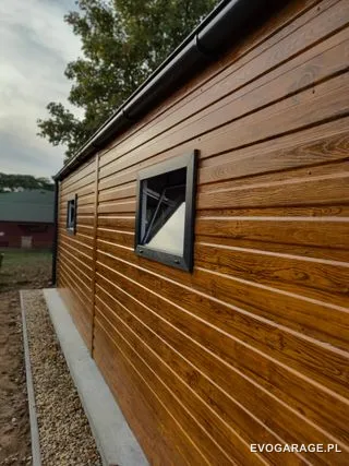Garaż blaszany drewnopodobny złoty dąb jednostanowiskowy — realizacja EVO GARAGE