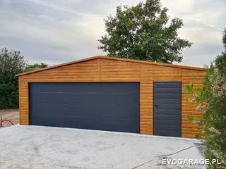 Garaż blaszany drewnopodobny złoty dąb jednostanowiskowy — realizacja EVO GARAGE