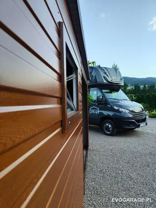 Garaż blaszany drewnopodobny złoty dąb jednostanowiskowy — realizacja EVO GARAGE