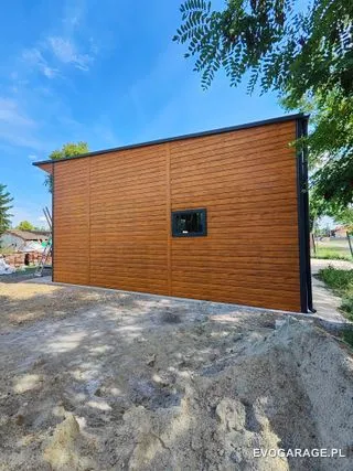 Garaż blaszany drewnopodobny złoty dąb jednostanowiskowy — realizacja EVO GARAGE