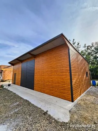 Garaż blaszany drewnopodobny złoty dąb jednostanowiskowy — realizacja EVO GARAGE