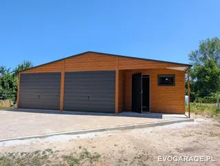 Garaż blaszany drewnopodobny złoty dąb z wiatą, brama antracytowa — realizacja EVO GARAGE