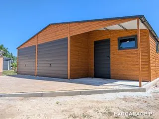 Garaż blaszany drewnopodobny złoty dąb z wiatą, brama antracytowa — realizacja EVO GARAGE
