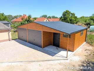 Garaż blaszany drewnopodobny złoty dąb z wiatą, brama antracytowa — realizacja EVO GARAGE
