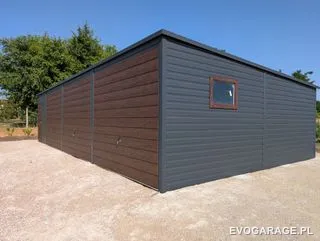 Garaż blaszany drewnopodobny złoty dąb z wiatą, brama antracytowa — realizacja EVO GARAGE