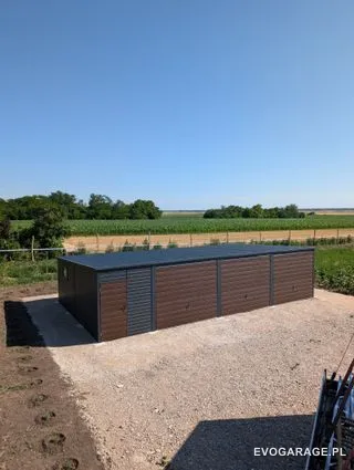 Garaż blaszany drewnopodobny złoty dąb z wiatą, brama antracytowa — realizacja EVO GARAGE