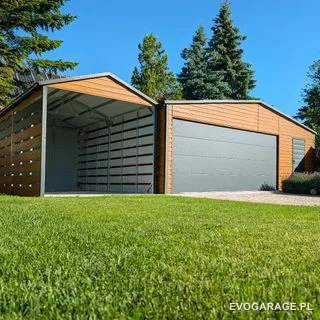 Garaż blaszany drewnopodobny złoty dąb z wiatą — realizacja EVO GARAGE