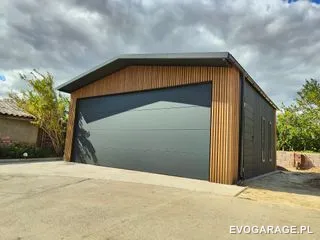 Garaż blaszany PRIME antracyt dwustanowiskowy, drewniane lamele — realizacja EVO GARAGE