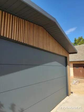 Garaż blaszany PRIME antracyt dwustanowiskowy, drewniane lamele — realizacja EVO GARAGE
