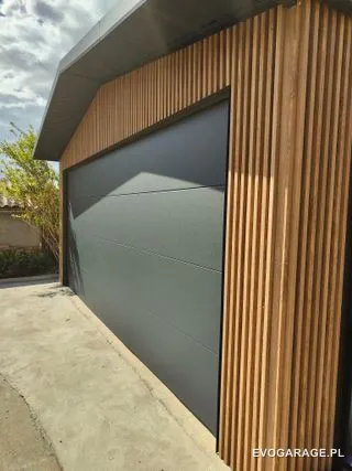 Garaż blaszany PRIME antracyt dwustanowiskowy, drewniane lamele — realizacja EVO GARAGE
